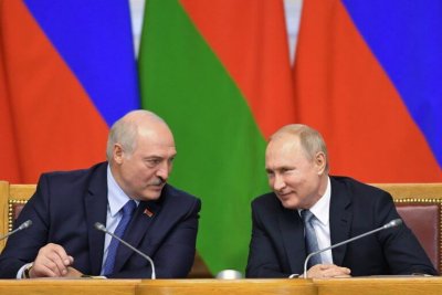 Лукашенко обсудил с Путиным пандемию