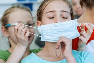 Как школьникам спасаться от коронавируса, и почему всем придется ходить еще пару лет в масках