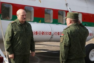 Лукашенко с автоматом против оппозиции