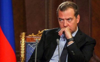 Медведев решил раздать деньги всем россиянам