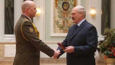 Лукашенко наградил силовиков медалями