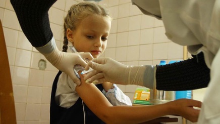 Родители опасаются за то, что их детям поставят прививки без их ведома
