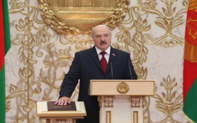 Лукашенко меняет Конституцию с помощью Путина
