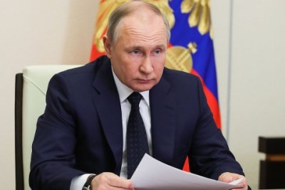 Путин распорядился платить за газ рублями