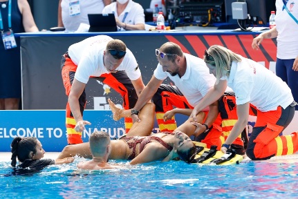 Спортсменка по синхронному плаванию чуть не утонула во время соревнований