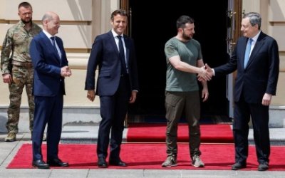 Франция помогает Украине, но так же поддерживает связь с Россией
