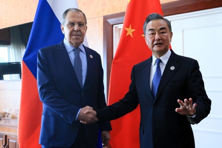 Главы МИД Китая и России обсудили взаимодействие двух стран