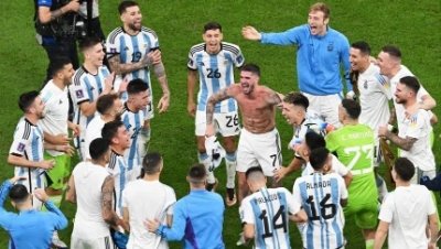 Болельщики Франции и Аргентины празднуют выход в финал