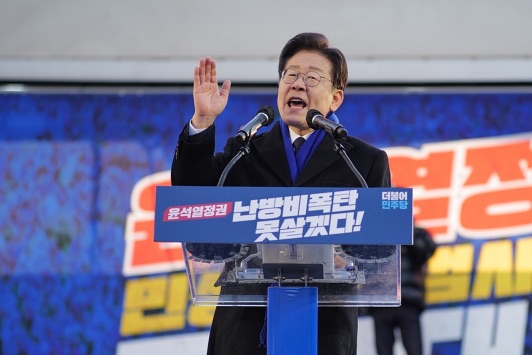 Южная Корея просит ордер на арест лидера оппозиции