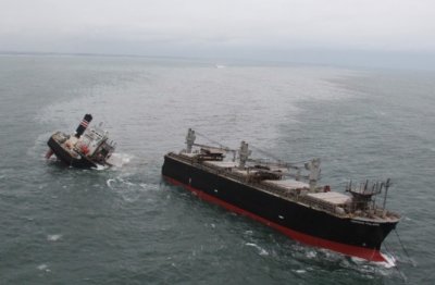 В Японии сухогруз столкнулся с судном и затонул