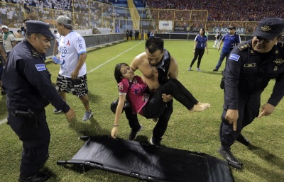 Люди погибли из-за давки на футбольном матче в Сальвадоре