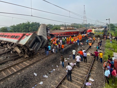 В Индии пассажирский поезд столкнулся с грузовым составом
