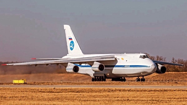 Российский грузовой самолет Ан-124 попал под арест Канады