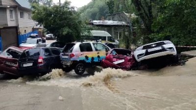 Ливень в Сочи затопил несколько домов и авто