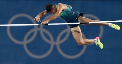 Олимпийского чемпиона по прыжкам с шестом отстранили от игр