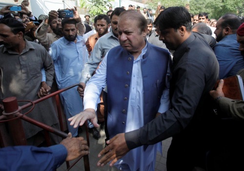 Экс-премьер Пакистана приговорили к трем годам тюрьмы