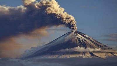Вулкан на Камчатке выбросил пепел на высоту 6 км