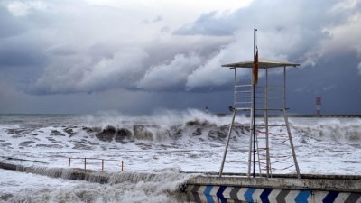 В Крыму сильный штормовой ветер: море вышло из берегов