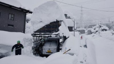 На севере Китая закрыты дороги из-за снегопада