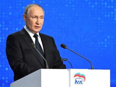 Владимир Путин запретил использовать на уроках личные телефоны