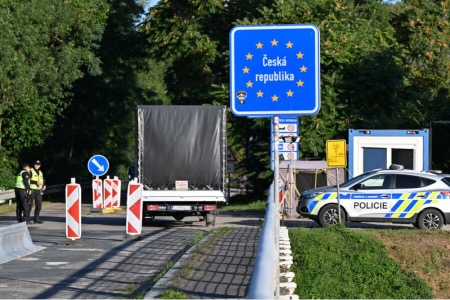 Чехия продлила контроль границы со Словакией