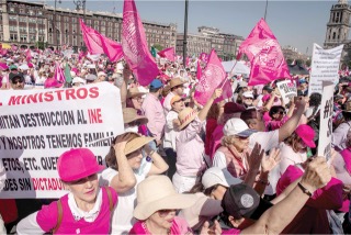 В Мексике прошли протесты против конституционных реформ президента