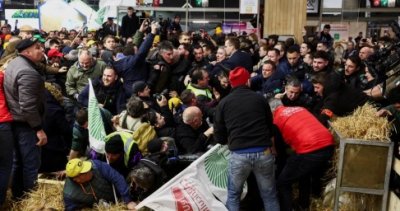 В Париже фермеры попали в павильон сельхозвыставки и устроили митинг