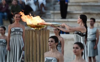 Организаторам передали Олимпийский огонь Игр в Париже