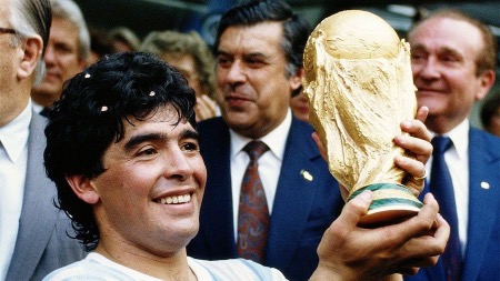 «Золотой мяч» Диего Марадоны будет продан на аукционе
