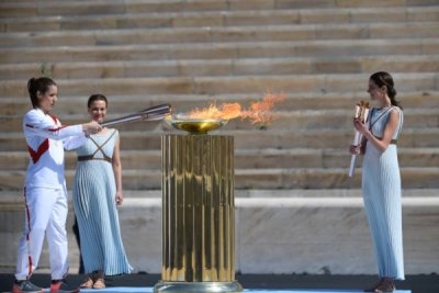 Судно с олимпийским факелом прибыло в Марсель