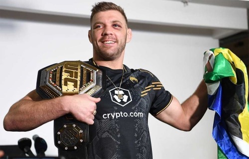 Дю Плесси защитил чемпионский титул UFC